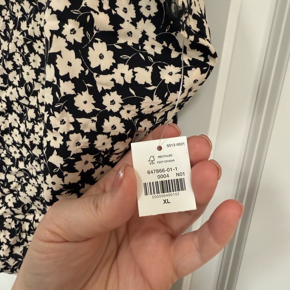 Old Navy Black and White Floral Camisole - Picture 3 of 4
